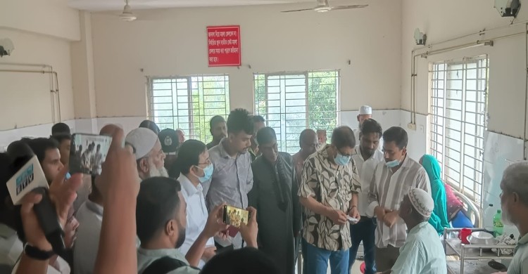 গাইবান্ধা সদর হাসপাতালে অনিয়ম দেখে স্বাস্থ্য মন্ত্রীর ক্ষোভ