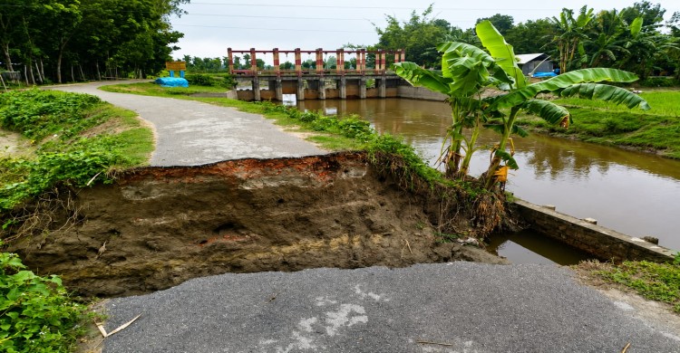 পঞ্চগড়ে বন্যায় সড়ক ভেঙে বিচ্ছিন্ন কাশেমপুর, দুর্ভোগে হাজারো মানুষ