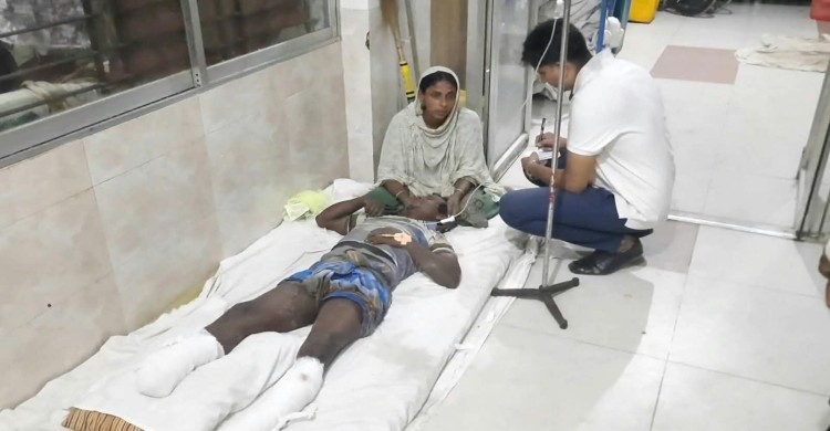 ঝিনাইদহে চাচাতো ভাইয়ের দায়ের কোপে পা বিচ্ছিন্ন