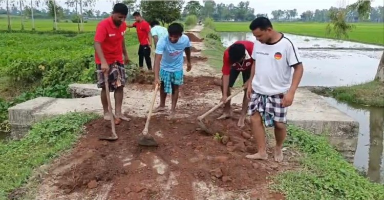 হরিপুরে জরাজীর্ণ কাঁচা রাস্তা রাবিশ দিয়ে  চলাচলের উপযোগী করে দিলেন ইউএনও