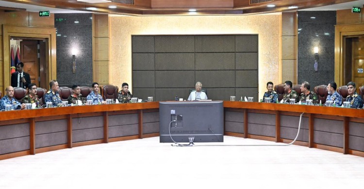 অবাধ, সুষ্ঠু ও গ্রহণযোগ্য নির্বাচন নিশ্চিত করতে সশস্ত্র বাহিনীকে সর্বোচ্চ সতর্কতার নির্দেশ প্রধান উপদেষ্টার