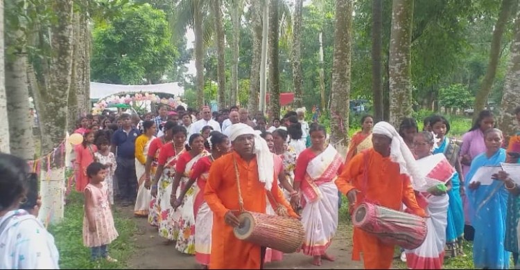 আদিবাসীদের নৃত্যের তালে তালে তিন ধর্মপ্রদেশের বিশপকে বরণ