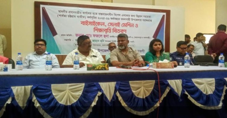 বদলগাছীতে শিক্ষার্থীদের মাঝে বাইসাইকেল-শিক্ষাবৃত্তি, কর্মহীন নারীদের সেলাই মেশিন বিতরণ