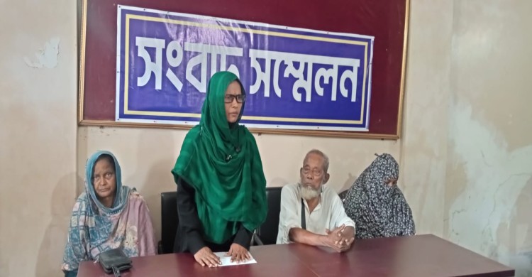 গাইবান্ধায় রাস্তা ভরাটকে কেন্দ্র করে নারীকে মারধর, বিচার চেয়ে সংবাদ সম্মেলন