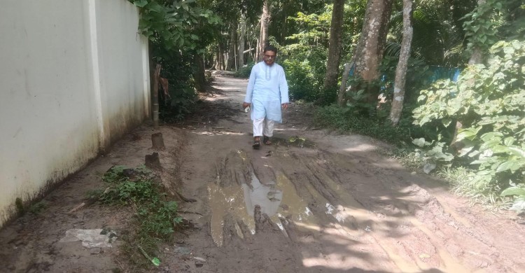 পশ্চিম সকদী সরকারি প্রাথমিক বিদ্যালয়ের রাস্তার বেহাল দশা