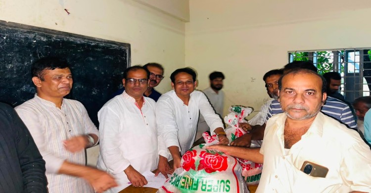 দক্ষিণ রাজানগরে খোরশেদ আলম ফারুকীর উদ্যোগে গরিব, অসহায় ও দুস্থদের মাঝে ত্রাণ বিতরণ