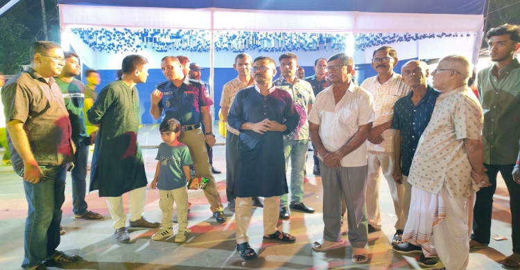 নড়াইলে সনাতন ধর্মাবলম্বীদের সঙ্গে শারদীয় শুভেচ্ছা বিনিময় করেন এসপি আল মামুন শিকদার