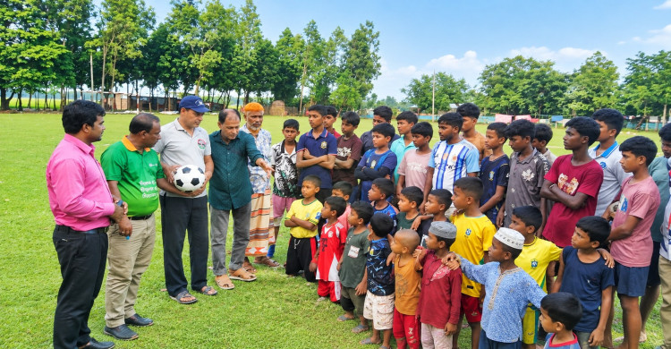 ​পার্বতীপুরের হুগলিপাড়ায় খুদে ও যুব খেলোয়ারদের মাঝে ফুটবল বিতরণ
