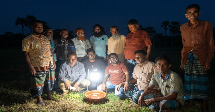 কালাইয়ে আলোর ফাঁদে শনাক্ত হচ্ছে ধান ক্ষেতের ক্ষতিকর ও উপকারী পোকা