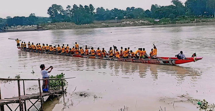 রৌমারী'র খেল্লা নৌকা 'মায়ের দোয়া' মানিকগঞ্জের বেউথা ঘাটে এসে পৌঁছেছে