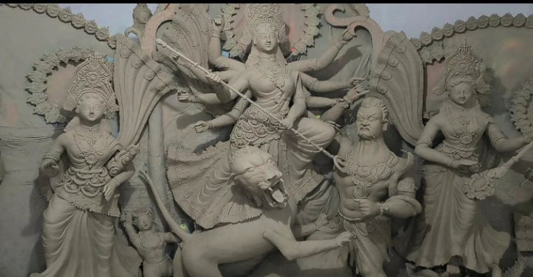 বাগেরহাটের মোংলার ৩৫ মণ্ডপে প্রতিমা তৈরিতে ব্যস্ত মৃৎশিল্পীরা