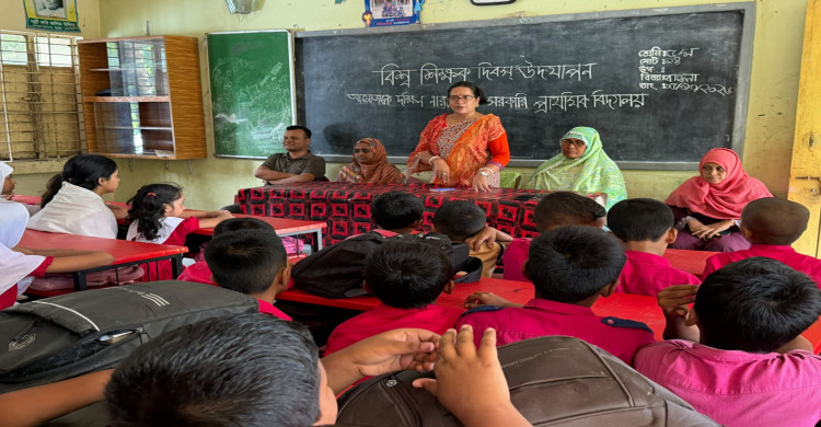 মতলবের নারায়ণপুর সরকারি প্রাথমিক বিদ্যালয়ে বিশ্ব শিক্ষক দিবস উদযাপন