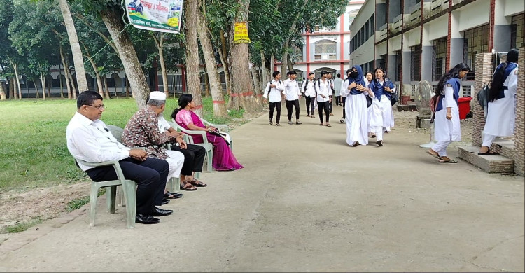 ব্যতিক্রমী উদ্যোগে শৃঙ্খলা ফিরেছে শ্রীপুর সরকারি ডিগ্রি কলেজে, বেড়েছে শিক্ষার্থীদের উপস্থিতি