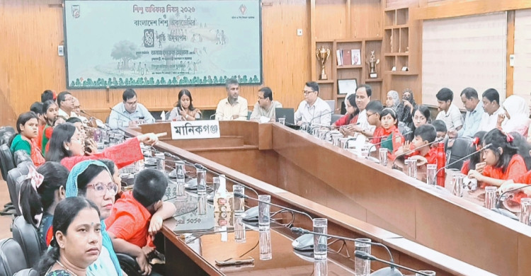 শিশুর নিরাপদ ভবিষ্যৎ নিশ্চিত করতে সম্মিলিত উদ্যোগের আহ্বান মানিকগঞ্জ জেলা প্রশাসকের