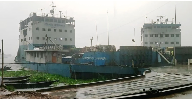 বৈরী আবহাওয়ায় পদ্মা নদীতে তীব্র ঢেউয়ের কারণে ৪৫ মিনিট ফেরি বন্ধ, পাটুরিয়া-দৌলতদিয়ায় যানজট