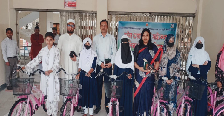 জয়পুরহাটে অসচ্ছল শিক্ষার্থীদের মাঝে বাইসাইকেল ও অসহায় ব্যক্তিকে হুইল চেয়ার বিতরণ