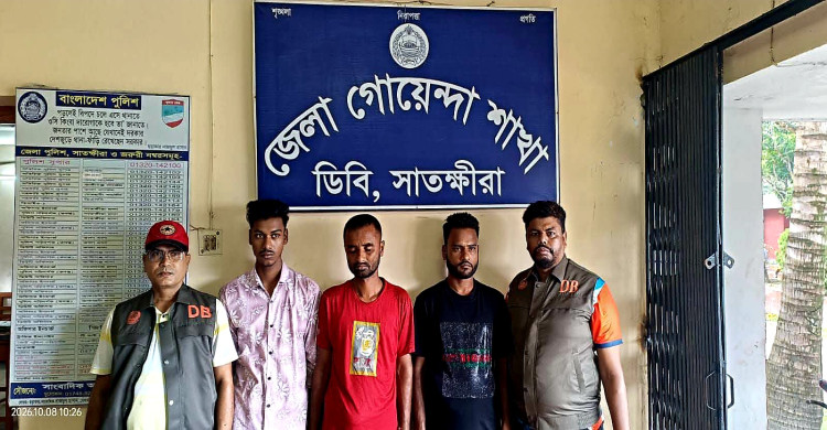 সাতক্ষীরায় ডিবির অভিযানে অনলাইন জুয়া: তিন যুবক গ্রেপ্তার