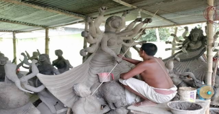 বাড়েনি প্রতিমার দাম, প্রতিমা বিক্রি করে কাঙ্ক্ষিত লাভ মিলছেনা কারিগরদের