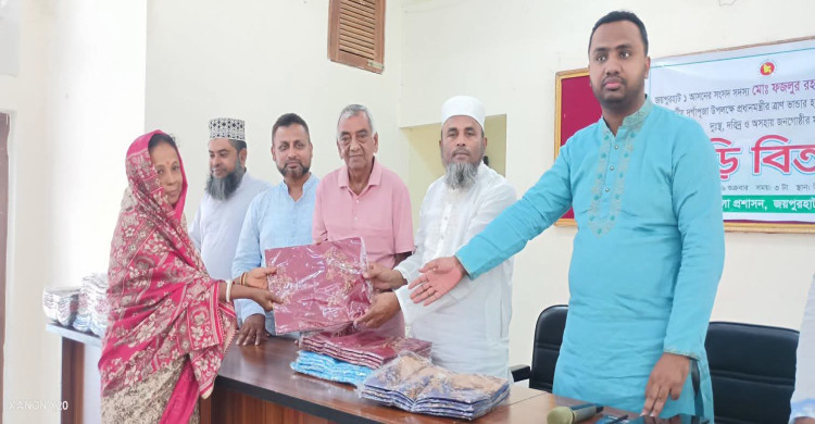 জয়পুরহাটে অসহায় সনাতন ধর্মাবলম্বীদের মাঝে শাড়ি বিতরণে এমপি