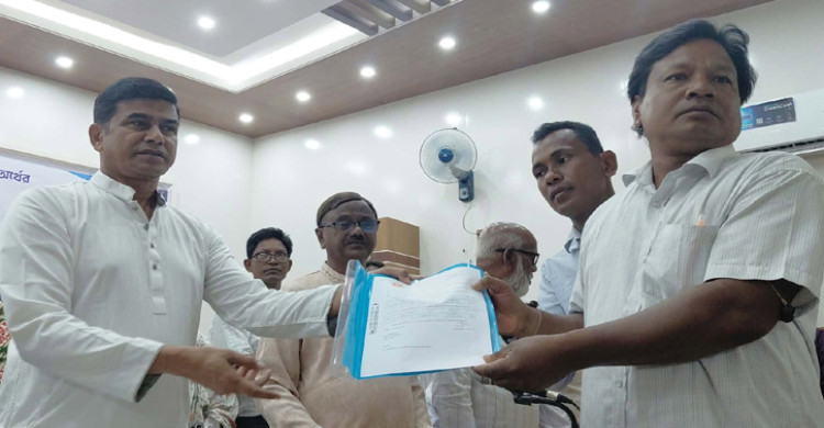 পঞ্চগড়ে মন্দির উন্নয়নে ১ কোটি ৬৫ লাখ টাকা বরাদ্দ, ১৬ মন্দিরের কমিটির হাতে পত্র তুলে দিলেন প্রতিমন্ত্রী