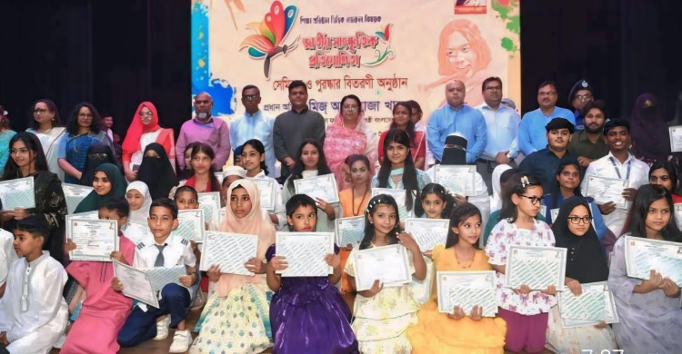 মানিকগঞ্জে নজরুল চর্চায় বিজয়ীদের পুরস্কৃত করলেন খাদ্যমন্ত্রী