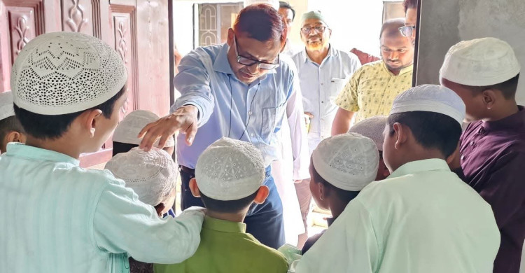 জয়পুরহাটে আল-জামিয়াতুল আরাবিয়া দারুল উলুম  পরিদর্শনে সিভিল সার্জন