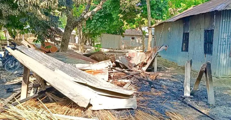 চাটমোহরে সাবেক ইউপি সদস্যের বাড়িতে দূর্বৃত্তদের আগুন, অল্পের জন্য রক্ষা পেলেন মা-সন্তান