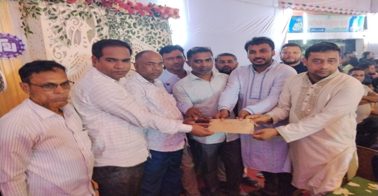 দুর্গোৎসবে সম্প্রীতির বার্তা, মহালছড়িতে দুই মন্দিরে উপজেলা বিএনপির আর্থিক উপহার