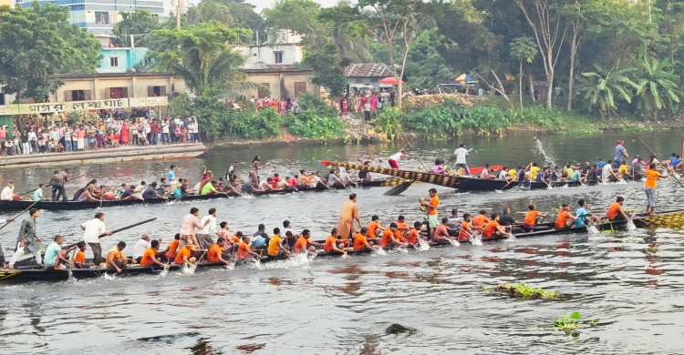 গোপালগঞ্জে বিজয় দশমীর নৌকা বাইচ