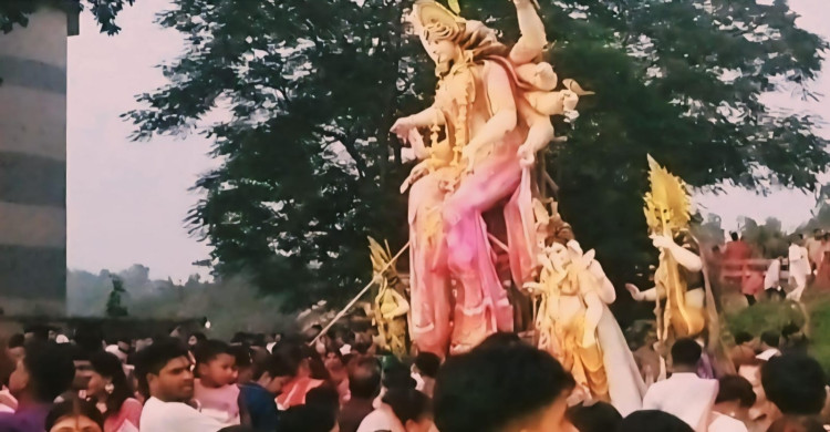 এ বছর দুর্গাপূজায় ঘিওরে ১৮ হাত উচ্চতার দুর্গাপ্রতিমা, মানিকগঞ্জ জেলার মধ্যে অন্যতম বৃহৎ দাবি