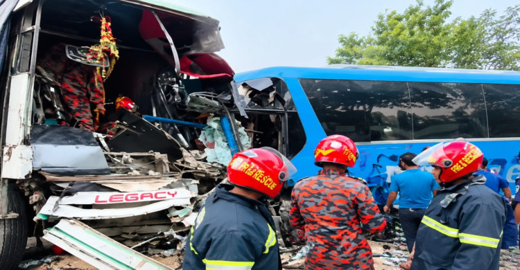 নাটোরের বড়াইগ্রামে দুই বাসের মুখোমুখি সংঘর্ষে নিহত ১, আহত অন্তত ১৫