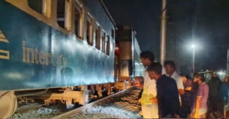 বদরগঞ্জে ট্রেন লাইনচ্যুত, চালক-গার্ডের ওপর যাত্রীদের হামলার অভিযোগ
