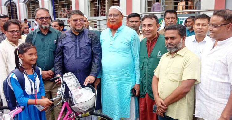 দূরত্বের বাধা পেরিয়ে শিক্ষার আলো ছড়াবে বাইসাইকেল: পাঁচবিবিতে ৭০ ছাত্রীকে সাইকেল ও ২০০ জনকে শিক্ষা উপকরণ বিতরণ