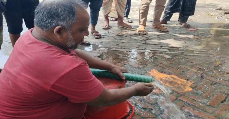 গোপালগঞ্জে সাবমারসিবল পাম্পের পানির সাথে বের হচ্ছে গ্যাস, জ্বলছে আগুন