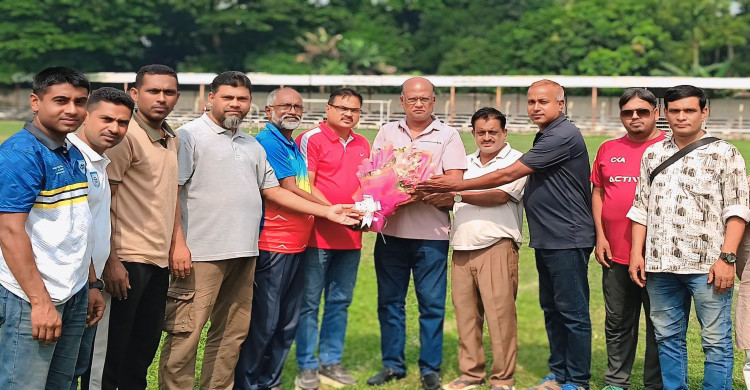 মানিকগঞ্জ জেলা ক্রীড়া সংস্থার সাঈদ ও জাহাঙ্গীরকে ফুটবল রেফারিদের ফুলেল শুভেচ্ছা