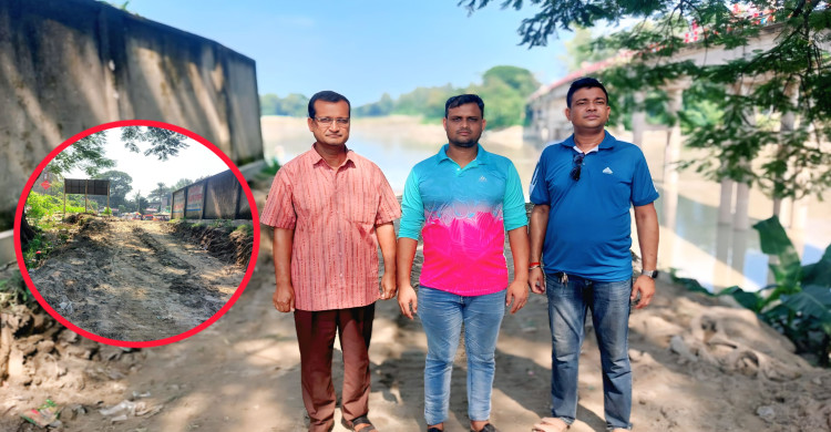 ঘিওরে প্রতিমা বিসর্জনের রাস্তা মেরামত করে দিলেন ইউপি চেয়ারম্যান টুটুল