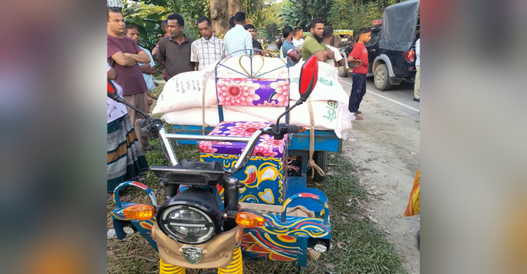 ঠাকুরগাঁওয়ে ‎হরিপুরে রশিদ ছাড়া ১৫ বস্তা সার পরিবহন, ভ্যানচালককে জরিমানা