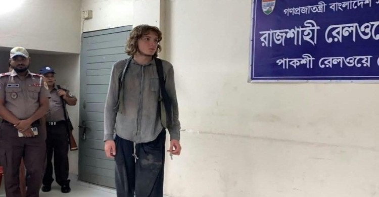 চুরি যাওয়া ম্যাকবুক-ক্যামেরার খোঁজে রাজশাহীতে জার্মান পর্যটক