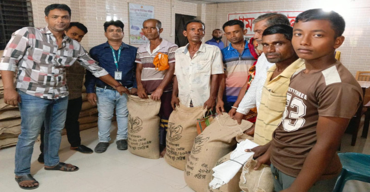 গোপালগঞ্জ কাশিয়ানীতে ২৩০ জেলে পরিবার পেল ৫ হাজার ৭৫০ কেজি চাল