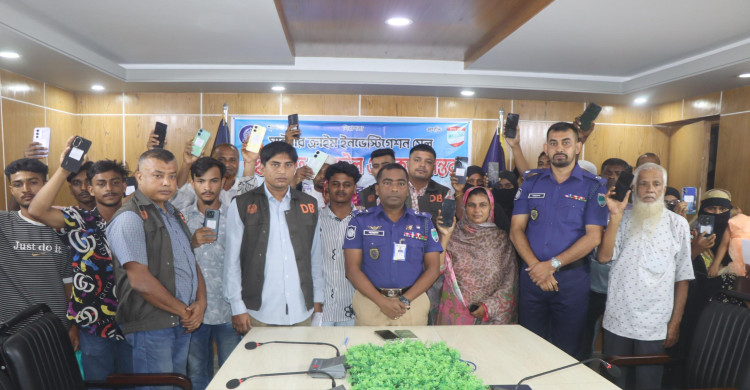 মাগুরায় ৩৫টি হারানো মোবাইল ফোন উদ্ধার করে প্রকৃত মালিকদের কাছে হস্তান্তর করলো পুলিশ