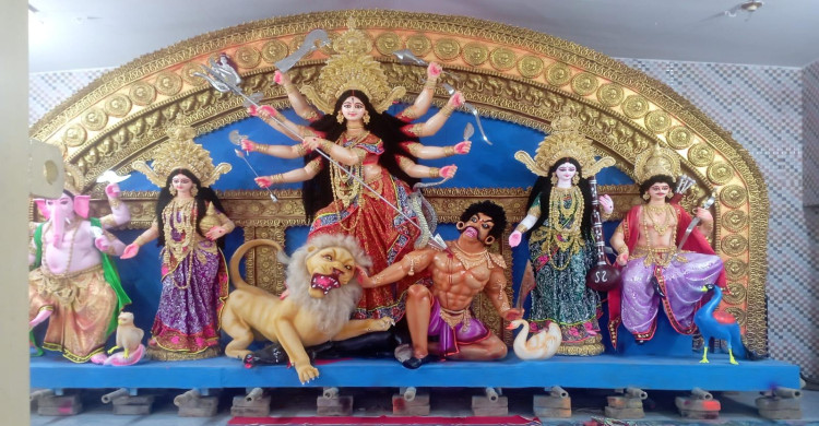 তুলির আঁচড়ে জেগে উঠেছে দেবী দুর্গা, চুয়াডাঙ্গার মণ্ডপে মণ্ডপে শেষ মুহূর্তের ব্যস্ততা