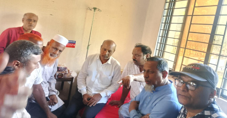 গঙ্গাচড়ায় বিএনপি কার্যালয়ে ভাঙচুর, আহত নেতাদের দেখতে হাসপাতালে দলীয় নেতারা