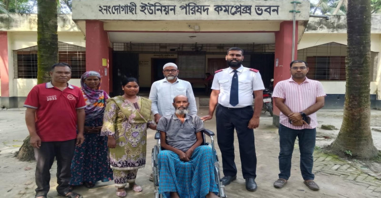 দোগাছীতে দুই প্রতিবন্ধীকে হুইলচেয়ার দিল ‘দি স্যালভেশন আর্মি’