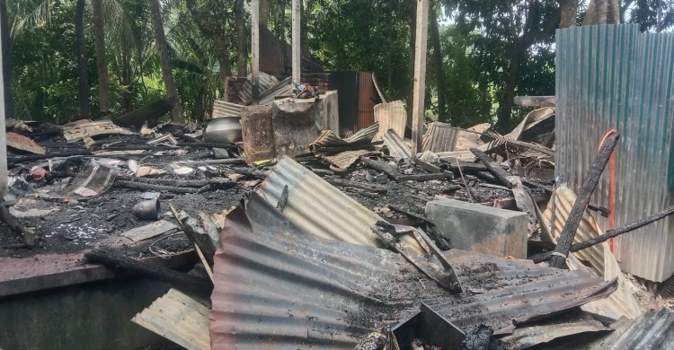 চাঁদপুরে অগ্নিকাণ্ডে বসতঘর পুড়ে ছাই