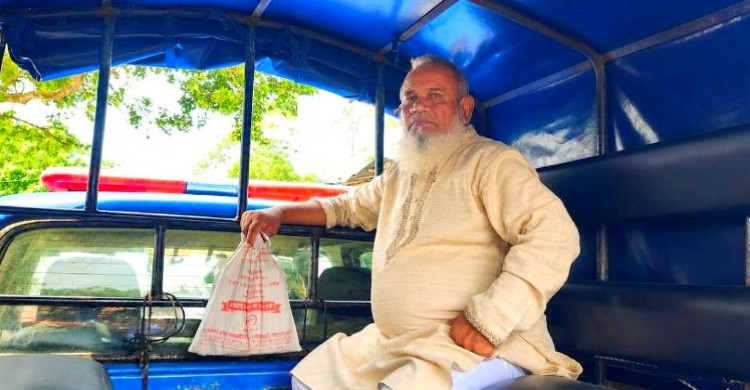 নওগাঁয় ইউপি ভবনের মালামাল অন্যত্র নেওয়ার সময় চেয়ারম্যানকে ঘেরাও, উদ্ধার করলো পুলিশ