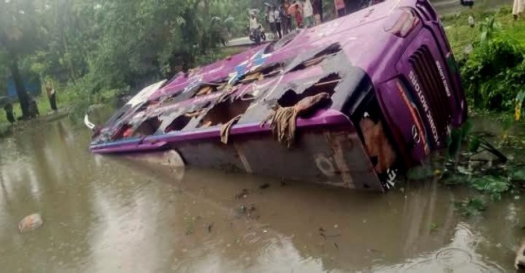 নিয়ন্ত্রণ হারিয়ে পুকুরে পর্যটকবাহী বাস, আহত ১৫