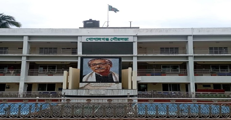 গোপালগঞ্জ পৌরসভার প্রতিটি সড়ক খানা-খন্দরে ভরে গেছে, পৌরবাসীর চরম দুর্ভোগে