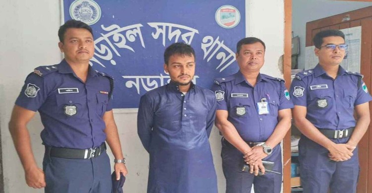 নড়াইলে মাদরাসাছাত্রকে বলাৎকারের অভিযোগ শিক্ষকে গ্রেফতার করছে পুলিশ
