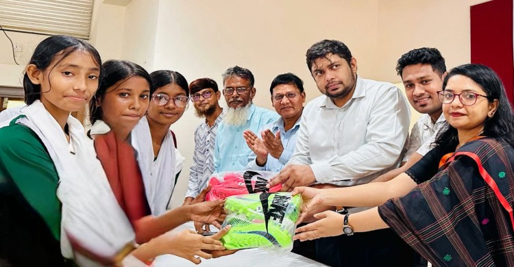 মতলব দক্ষিণে ৪৩ শিক্ষাপ্রতিষ্ঠানের ৮৩২ শিক্ষার্থী পেলেন ফুটবল বুট