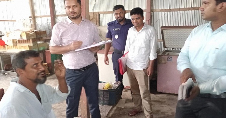 পঞ্চগড়ে আইসক্রিম কারখানায় ভ্রাম্যমাণ আদালতের অভিযান, ট্রেড লাইসেন্স না থাকায় জরিমানা